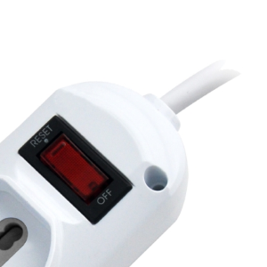 Multipresa 3 posti compatta, 1 tripasso 10/16A/SCHUKO e 2 bipasso 10/16A, con spina 16A. Con alveoli schermati e grado di protezione 2,1.Interruttore generale luminoso con protezione da sovraccarico. Carico max 3500W. Cavo 1,5m